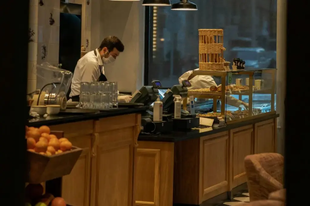 売上管理する様子