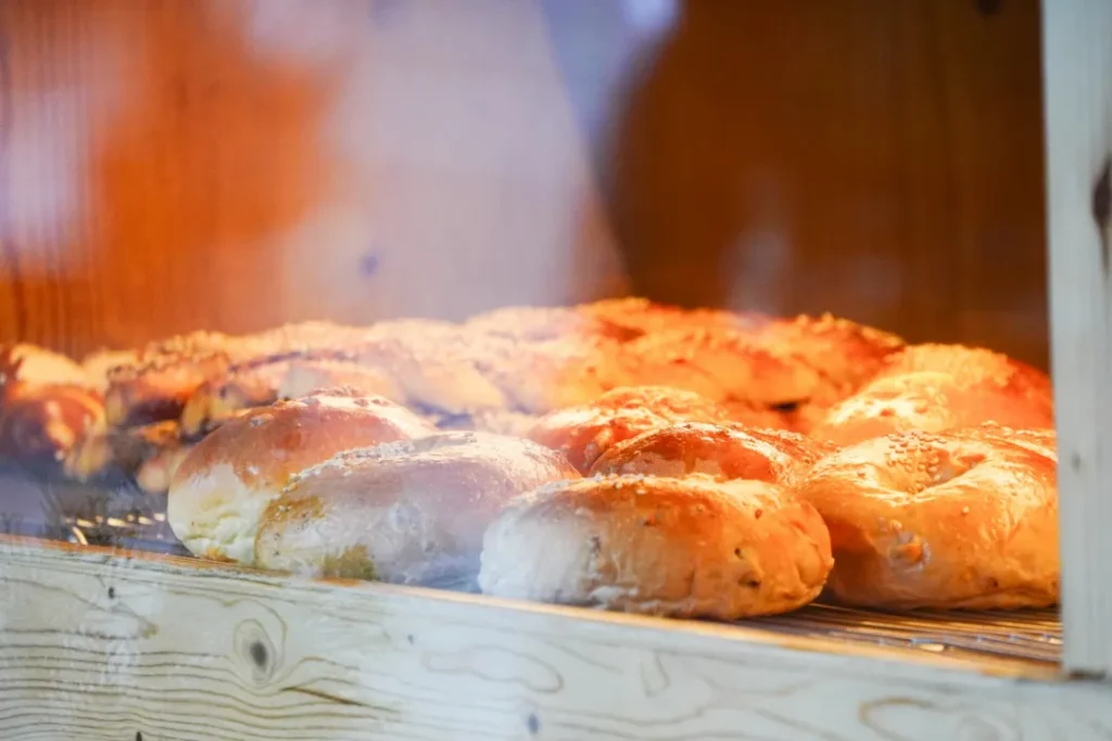 ショーケースの焼きたてパン